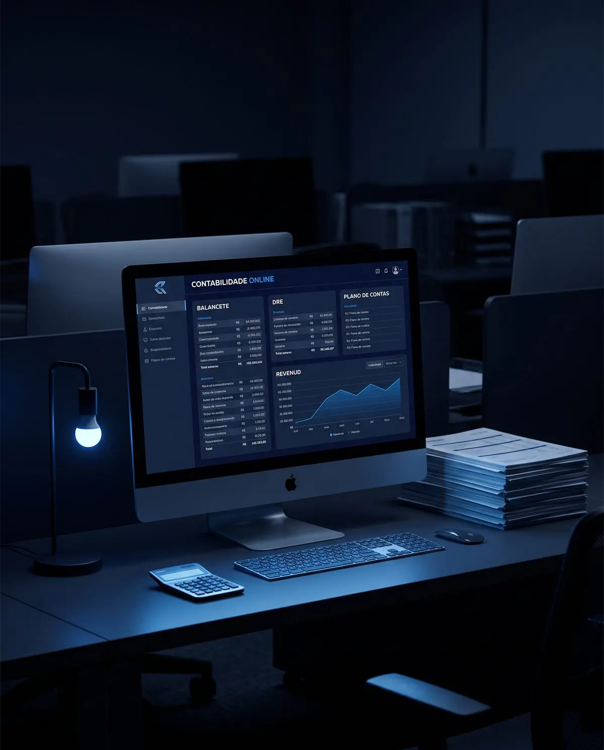 Contadora acompanhando o painel contábil da empresa pelo notebook