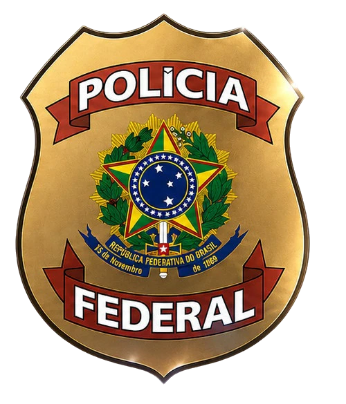 Brasão da Polícia Federal em relevo, inclinado sobre o azul da seção
